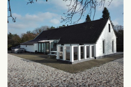 Vrijstaande boerderij aan het natuurgebied Maasduinen met zwembad en 5 stallen VMP050